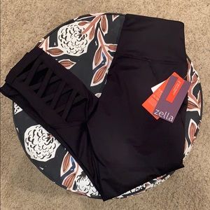 💕NWT💕 Zella Criss-Cross cutout crops